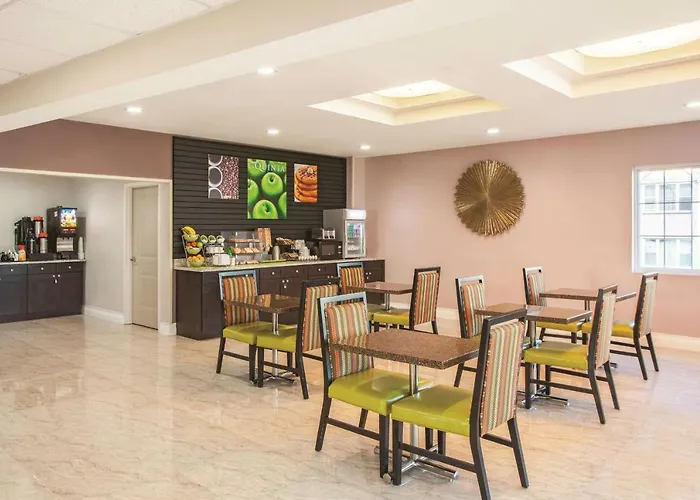 La Quinta Inn & Suites Far Rockaway - Beach Hotel New York