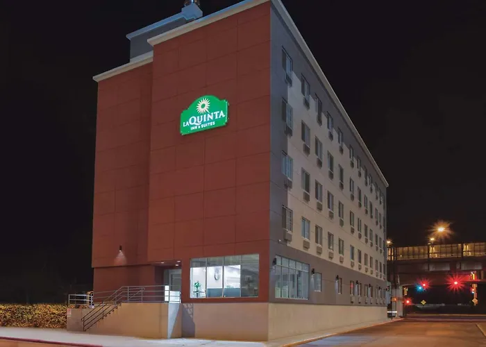 La Quinta Inn & Suites Far Rockaway - Beach Hotel New York